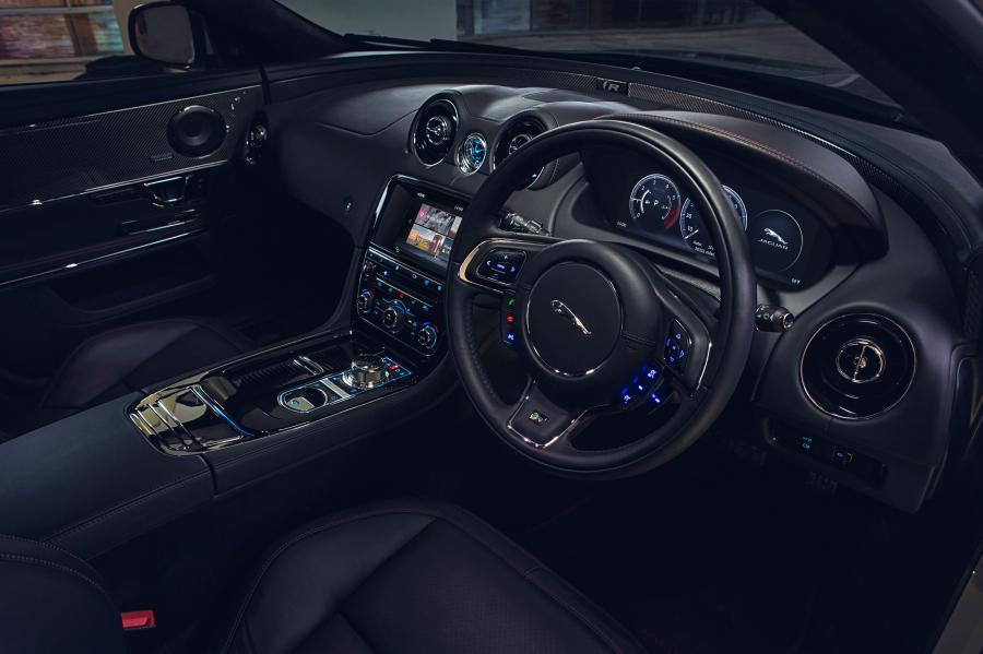  Jaguar XJR 2015 года  (фото 7 из 16)